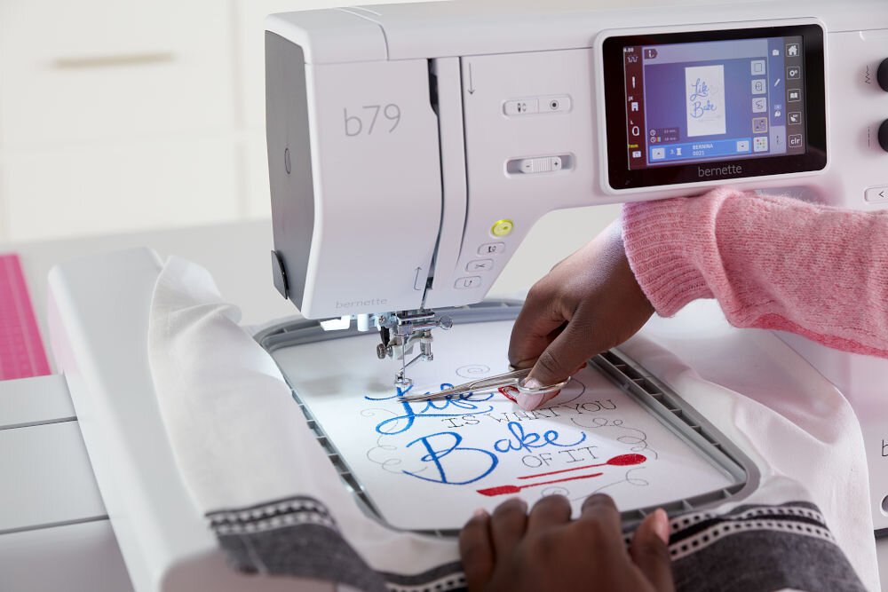 Hafciarka BERNETTE B79 + Program Bernina Creator V9 Z pasji do szycia maszyna duży ekran osoba obcina nitkę szycie haftowanie napis na materiale