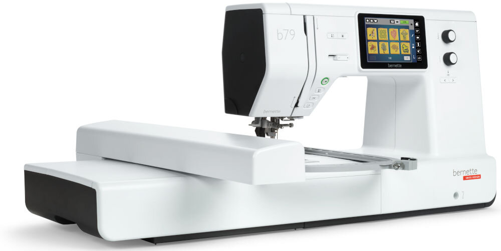 Hafciarka BERNETTE B79 + Program Bernina Creator V9 maszyna stoi bokiem pokrętła duży wyświetlacz biało czarna białe tło dla miłośników szycia i haftu funkcjonalne technologie wygoda użytkowania szeroki zestaw funkcji i akcesoriów proste i bardziej skomplikowane projekty intuicyjny interfejs precyzyjne ustawienia domowe pracownie profesjonalne warsztaty krawieckie wsparcie kreatywności