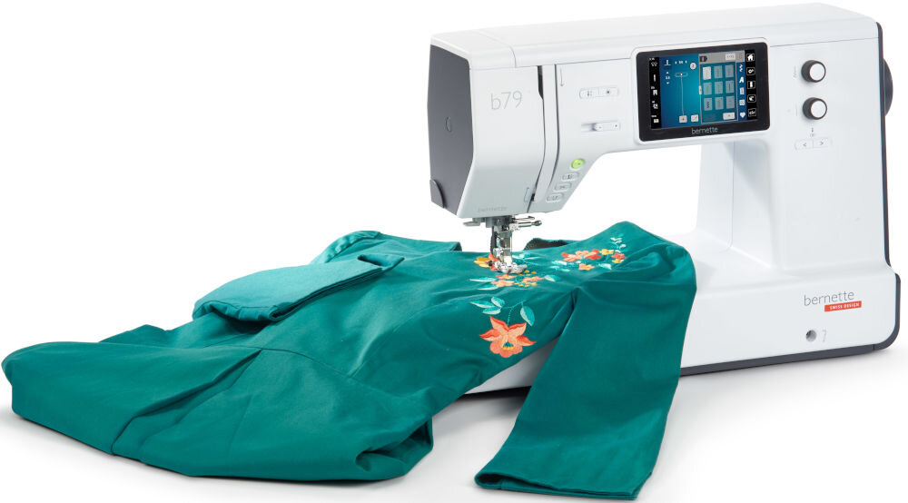 Hafciarka BERNETTE B79 + Program Bernina Creator V9 maszyna stoi bokiem pokrętła duży wyświetlacz szycie zielonej bluzki wyszywanie wzoru białe tło hafciarka i maszyna do szycia precyzja komfort pracy elektronicznie sterowana dźwignia kolanowa podnoszenie stopki bez użycia rąk intuicyjny joystick Duży, 5-calowy ekran dotykowy HD zwiększona efektywność i ergonomia pracy