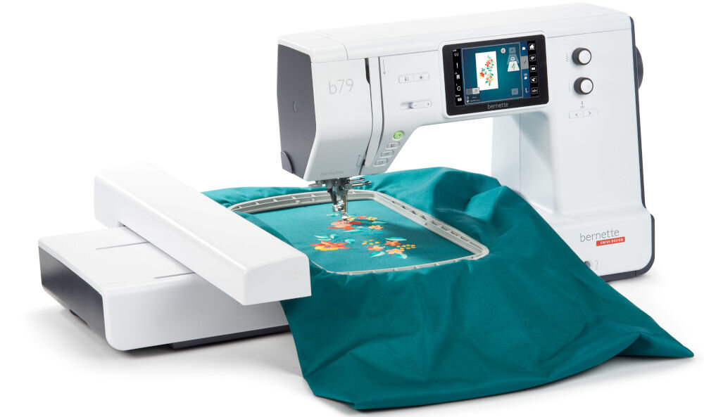 Hafciarka BERNETTE B79 + Program Bernina Creator V9 maszyna biała pokrętła duży wyświetlacz haftowanie zielonego materiału białe tło funkcje profesjonalnej 208 gotowych wzorów haftów możliwa edycja i personalizacja 500 ściegów użytkowych, dekoracyjnych, do pikowania i cerowania kreator Stitch Designer projektowanie własnych ściegów dla amatorów i zaawansowanych miłośników szycia i haftu