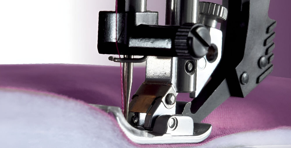 Hafciarka BERNETTE B79 + Program Bernina Creator V9 zbliżenie na stopkę szycie fioletowy materiał nitka Zintegrowany BDF System (Bernina Dual Feed) precyzyjne przesuwanie materiału od góry i od dołu z różnorodnymi tkaninami od cienkich, delikatnych materiałów po grubsze, trudniejsze do przeszycia szwy są równe dokładne przeszycia profesjonalne efekty szycia
