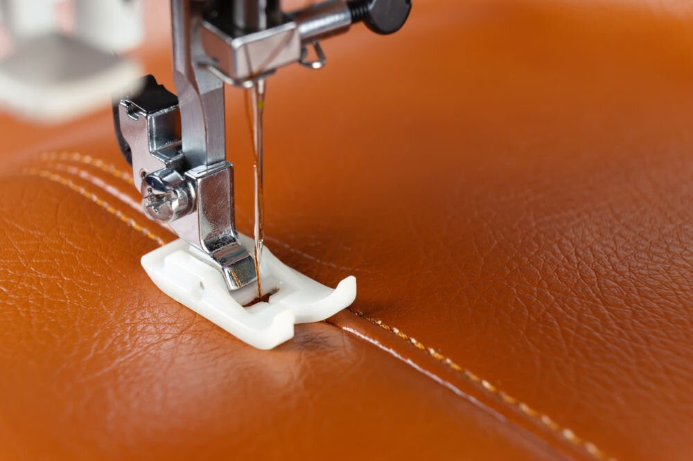 Hafciarka BERNETTE B79 + Program Bernina Creator V9 szycie grubego pomarańczowego materiału stopka igłą nitka wszechstronna potężna silnik o mocy 90 W płynna, stabilna i długotrwała praca prędkość 1000 wkłuć na minutę szybkie precyzyjne szycie komfort efektywność jakość pracy
