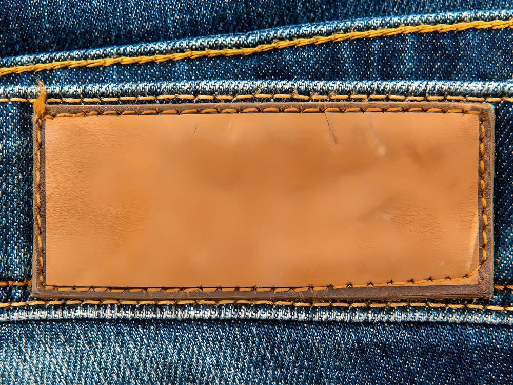 Maszyna do szycia BERNETTE Sew&Go 5 + Zestaw startowy jeans naszywka skórzana pomarańczowe szwy elektroniczny regulator obrotów pełna stała siła wkłucia igły z łatwością przebija materiał równomierna jakość ściegu grubsze materiały skóra wielowarstwowe materiały precyzja estetyczne wykonanie