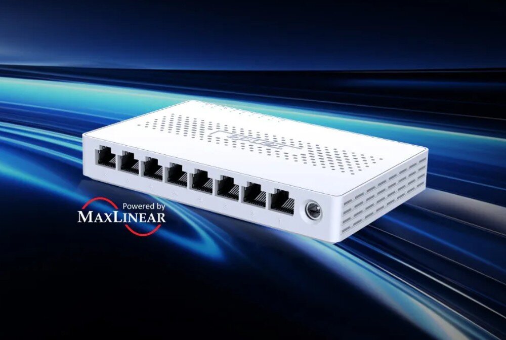 Switch TENDA SM108 Switch sieciowy z ośmioma portami ustawiony pod kątem na ciemnym tle z jasnymi smugami. U góry widoczne perforacje, opis