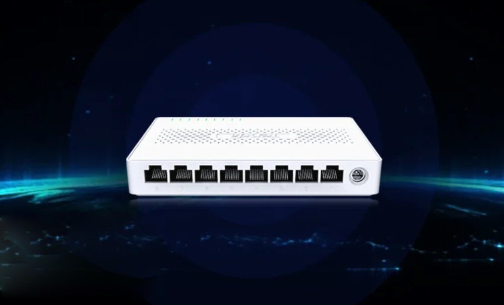 Switch TENDA SM108 Przełącznik sieciowy z ośmioma gniazdami na przedniej ściance. Urządzenie stoi centralnie na abstrakcyjnym, ciemnoniebieskim podłożu, porty, przepustowość