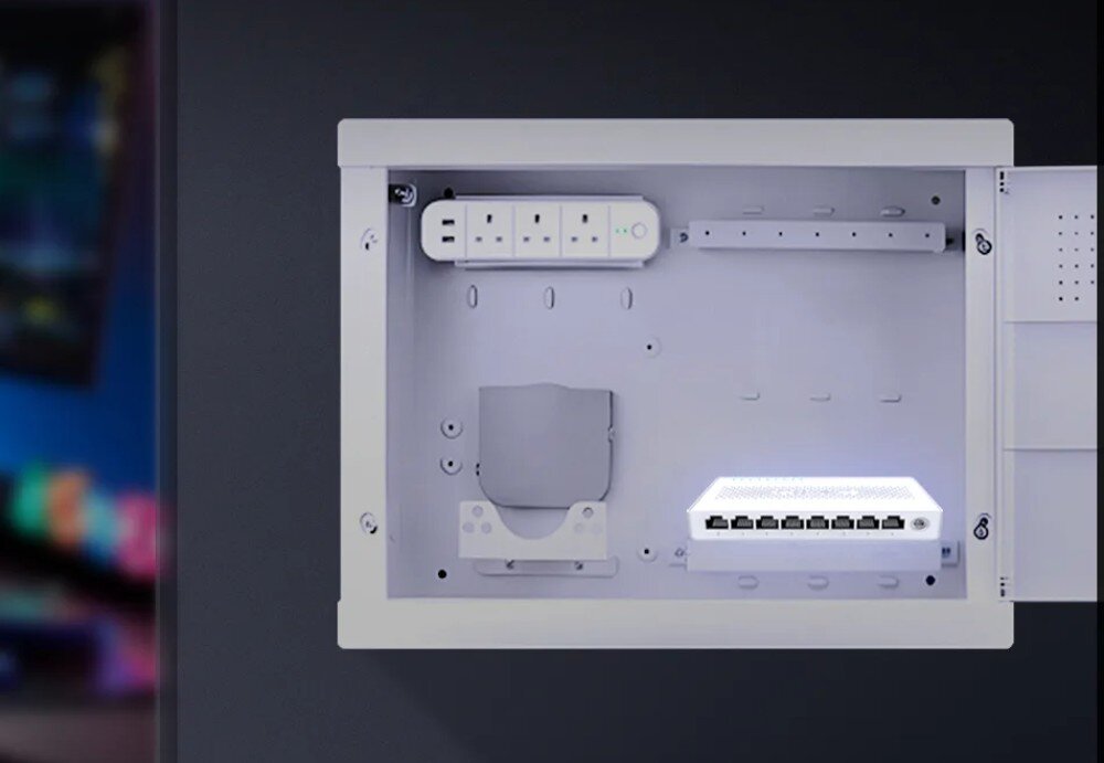 Switch TENDA SM108 Wnętrze metalowej skrzynki rozdzielczej. Na dole zamontowany jest podświetlony przełącznik sieciowy, obok widać listwę zasilającą, wymiary, obudowa, montaż
