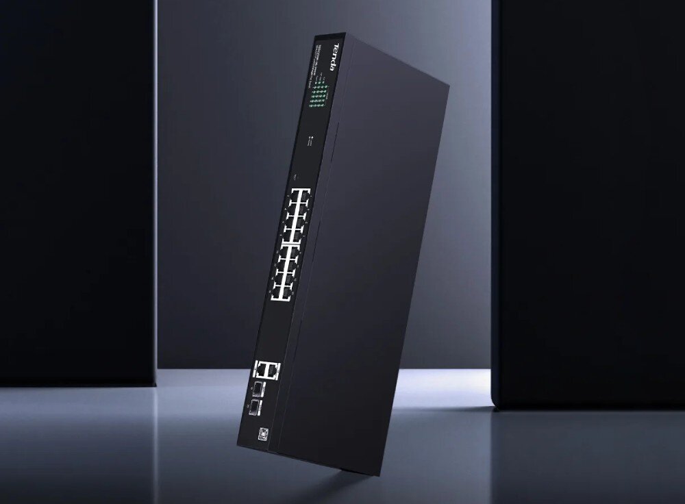 Na obrazie widoczny jest czarny switch sieciowy z wieloma portami Ethernet. Na urządzeniu znajduje się logo \'Tenda\'.