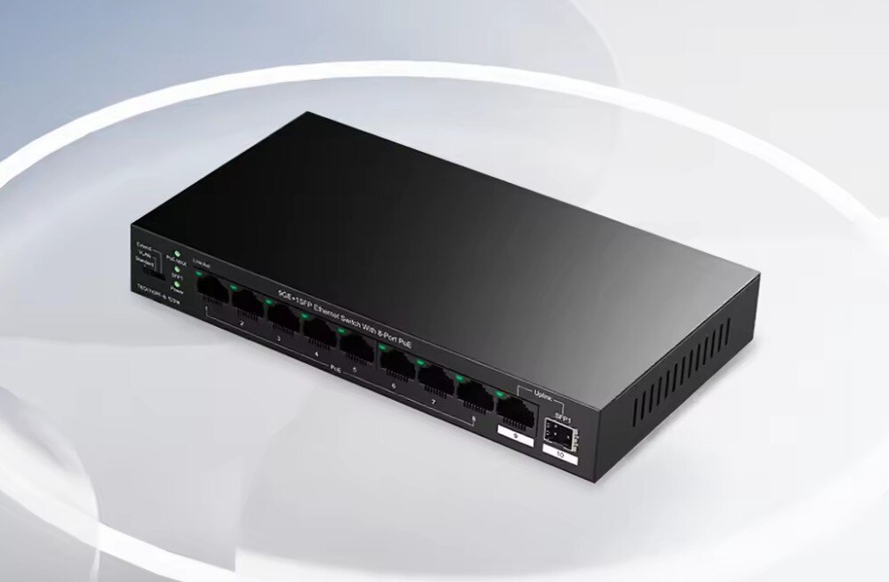 Na obrazie widoczny jest czarny switch sieciowy z dziesięcioma portami Ethernet. Na urządzeniu znajduje się tekst: \'Gigabit Ethernet Switch with 8-Port PoE\'.