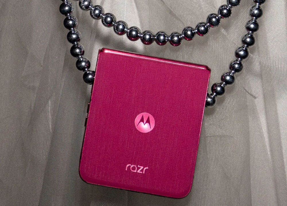 Smartfon MOTOROLA Razr 60 Ultra 5G 16/512GB 7.0 165Hz różówy smartfon na pasującym kolorystycznie tle