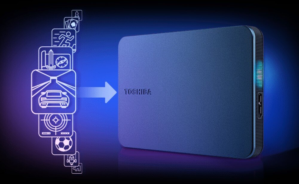Dysk TOSHIBA Canvio Gaming Dysk zewnętrzny Toshiba z boku, po lewej kolumna ikon gier: wyścigi, strzelanka, sport, połączona strzałką z dyskiem, pojemność, kabel, kompatybilność