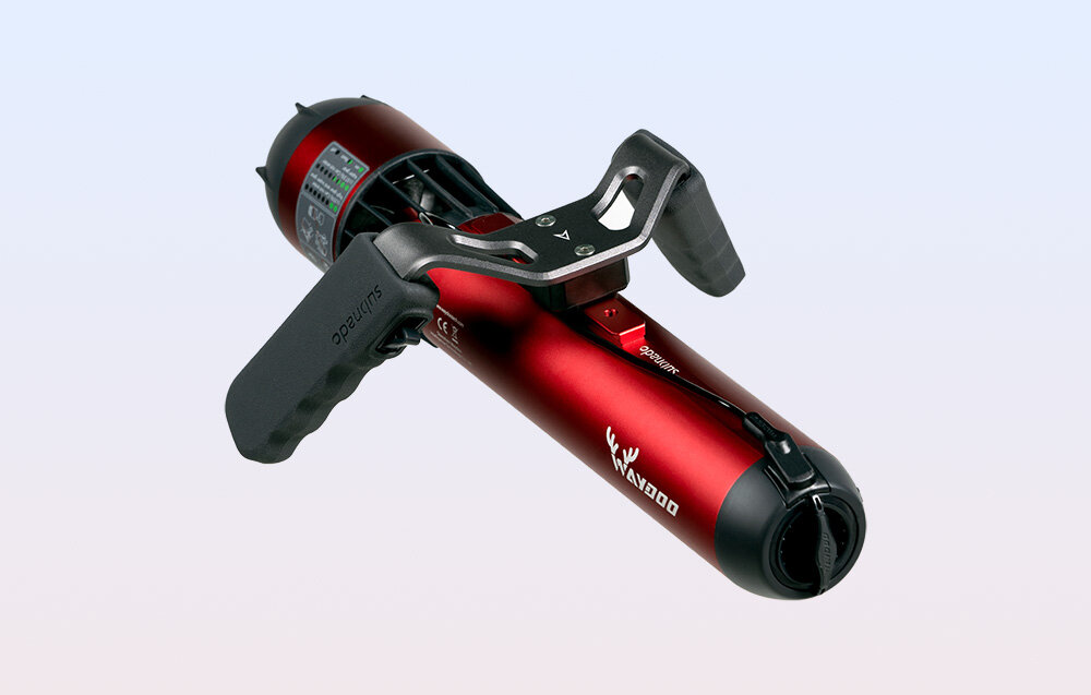 Skuter podwodny WAYDOO Subnado Czerwony jasne tło skuter widoczny od tyłu pod skosem eksploracja pod wodą pasja hobby sport wodny