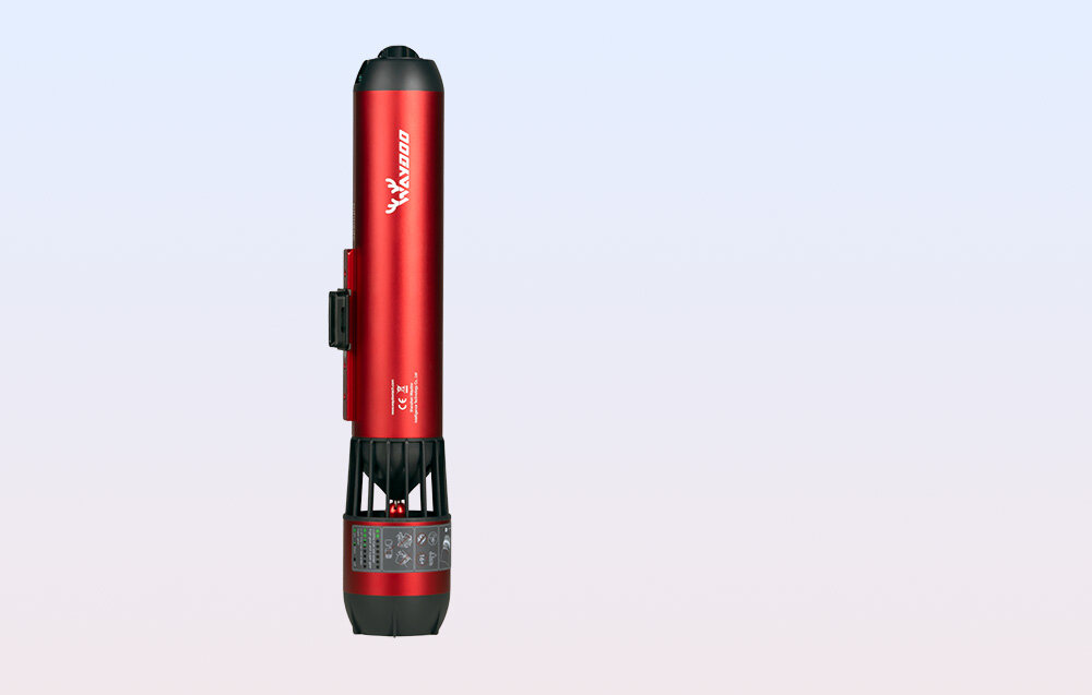 Skuter podwodny WAYDOO Subnado Czerwony jasne tło skuter widoczny w pionie lekkość łatwość obsługi trzy poziomy prędkości intuicyjne sterowania szybkie ładowanie pełni funkcję powerbanku