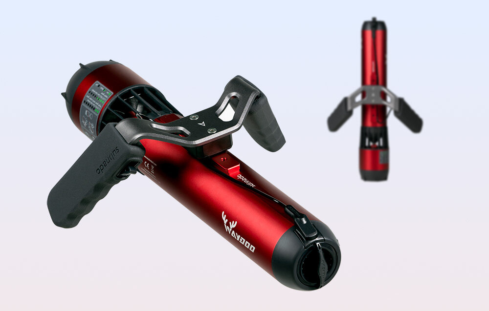 Skuter podwodny WAYDOO Subnado Czerwony jasne tło skuter widoczny w pionie i w poziomie lekko pod skosem system szybkiego montażu dostępne adaptery pełne naładowanie od 0% do 100% zajmuje tylko około 1,2 godziny 56 minut pracy powerbank z mocą do 100 W