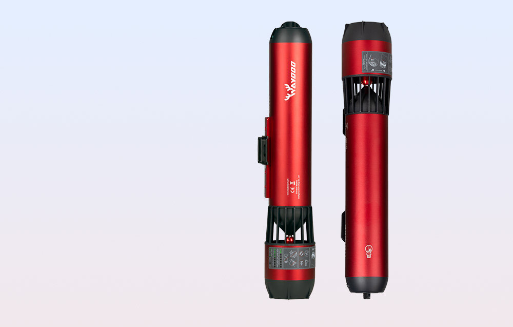 Skuter podwodny WAYDOO Subnado Czerwony jasne tło skuter widoczny w pionie w dwóch ujęciach mocowanie 1/4-20 UNC możliwość montażu do trzech akcesoriów