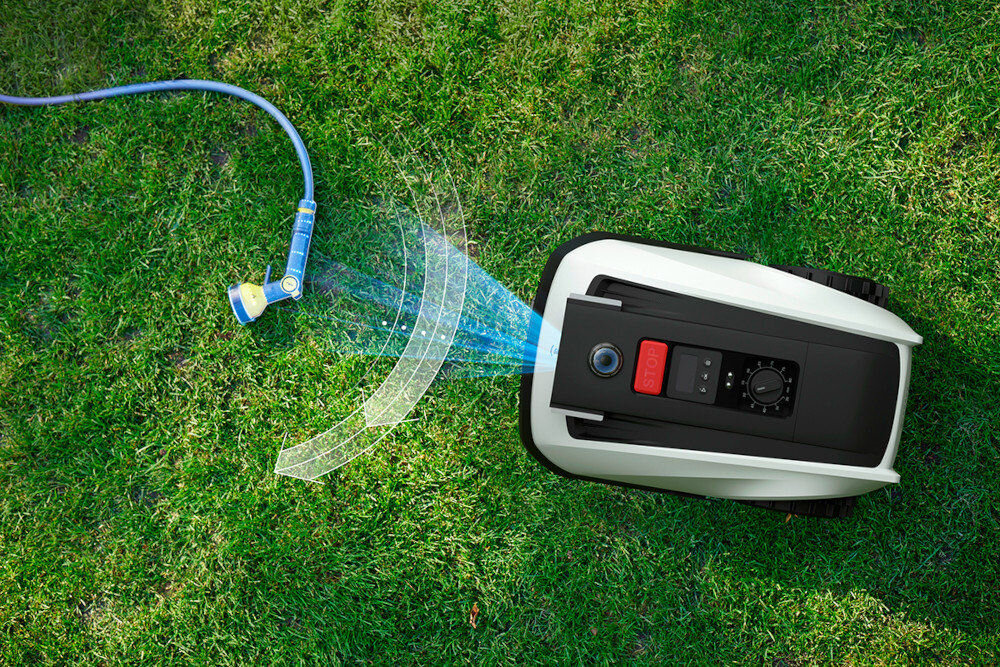 Robot koszący ECOVACS Goat O500 Panorama sterowanie Bluetooth-Wi-Fi robot na trawi ze świecącymi sensorami wykrywającymi wąż do podlewania system AIVI 3D rozpoznaje ponad 200 różnych przeszkód w czasie rzeczywistym kamera ECOVACS 150° czujniki ultradźwiękowe bezpieczeństwo pracy poziom hałasu 60 dB bezszczotkowy silnik wydajność długa żywotność