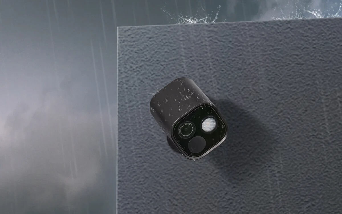 Kamera AQARA Camera Hub G5 Pro PoE Zewnętrzna, LAN Szary, pogoda, temperatura, na zewnątrz, kamerka zaprezentowana na ścianie w waruknach pogodowych deszczowych