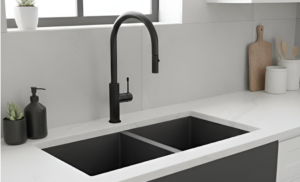 Bateria BERG Solena WWP 830158B Czarny mat zlewozmywak czarny zlew granitowy kuchnia czarna bateria kuchenna zlewozmywak z ociekaczem beton architektoniczny w kuchni aranżacja kuchni dekoracje akcesoria na blacie