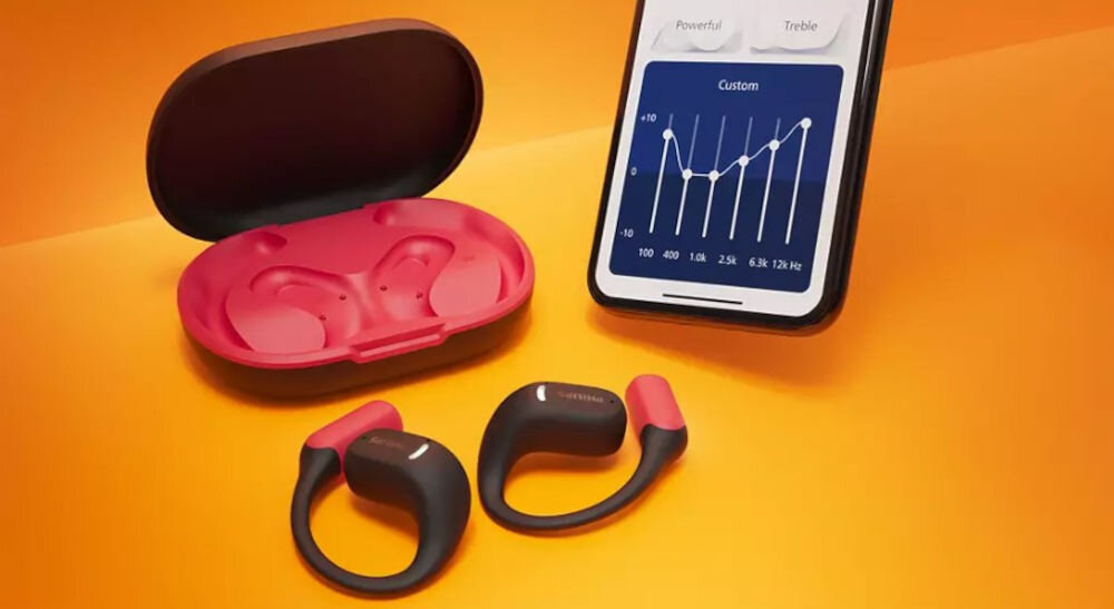 Słuchawki powietrzne PHILIPS TAA6709BK/00 aplikacja Philips Headphones Soundscapes relaks trening, etui ładujące z słuchawkami oraz smartfonem na pomarańczowym tle