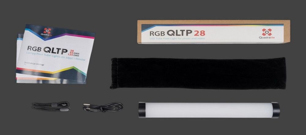 Na obrazie widoczna jest lampa tuba LED, czarny pokrowiec, kabel USB, instrukcja oraz pudełko z napisem \'RGB QLTP 28\'.