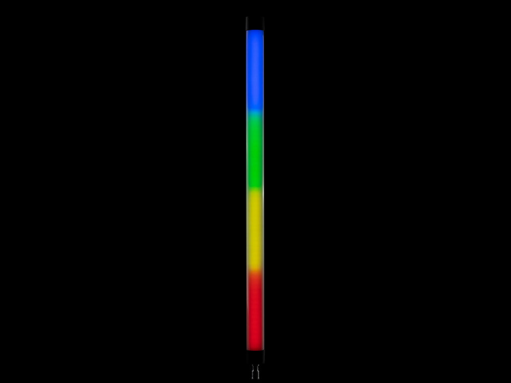 Na czarnym tle widoczna jest pionowa lampa LED, podzielona na segmenty w kolorach: niebieskim, zielonym, żółtym i czerwonym.