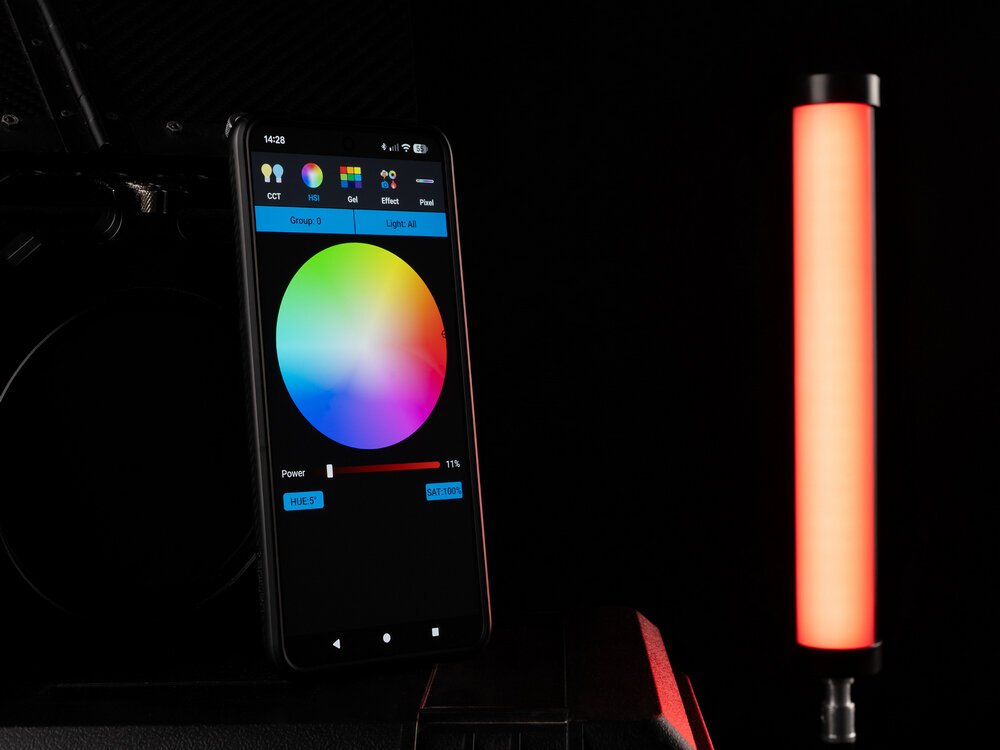 Aplikacja Quadralite Light Controller na urządzeniu mobilnym steruje QLT 28