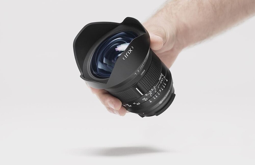 Obiektyw IRIX Firefly 11 mm f-4.0  premium osłona przeciwsłoneczna 