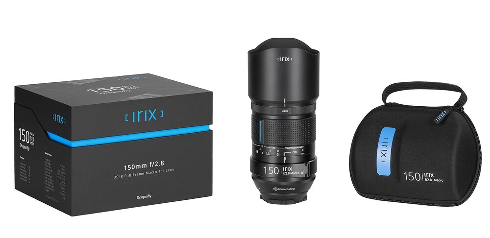 Na obrazie widoczny jest obiektyw IRIX Dragonfly 150 mm f/2.8 do Canon, jego opakowanie oraz etui. Na opakowaniu i etui znajduje się napis \'150 mm f/2.8\'.