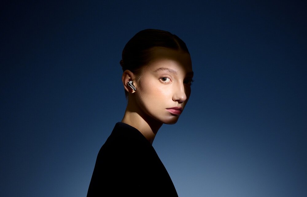 Słuchawki dokanałowe ONEPLUS Buds Pro 3 ANC kobieta w półcieniu   