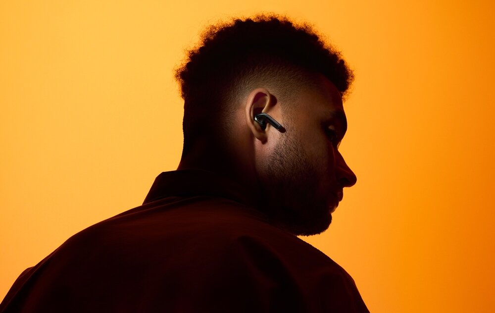 Słuchawki dokanałowe ONEPLUS Buds Pro 3 ANC meżczyzna na pomarańczowym tle   