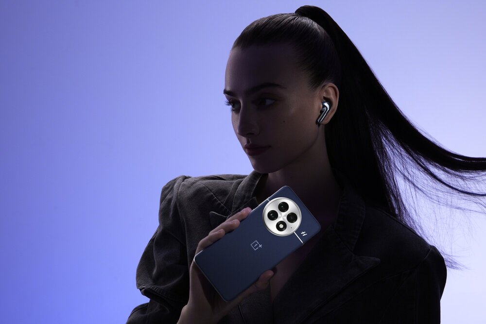 Słuchawki dokanałowe ONEPLUS Buds Pro 3 ANC kobieta trzyma smartfon   