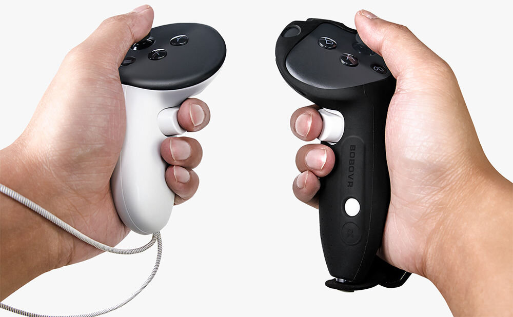 Osłona uchwytów kontrolera BOBOVR G3 Plus + Uchwyty
			porównanie założonej osłony na kontroler i bez kontrolery trzymane w dłoniach na jasnym tle