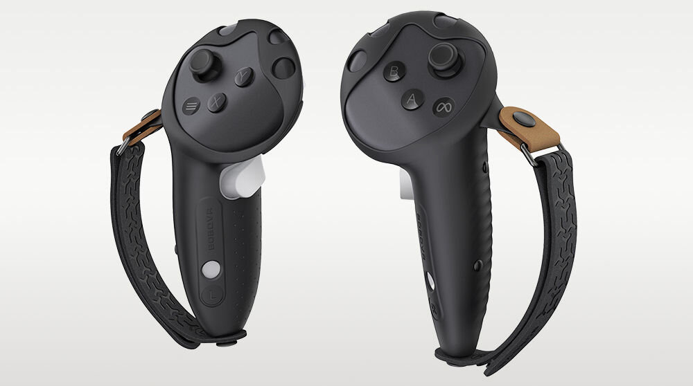 Osłona uchwytów kontrolera BOBOVR G3 Plus + Uchwyty
			prezentacja osłon nałożonych na kontrolery z przymocowanymi uchwytami paskami na jasnym tle bezpieczeństwo kontrolerów Meta Quest 3 3s silikonowe osłony ochrona dokładne dopasowanie nie zakłócają sygnału