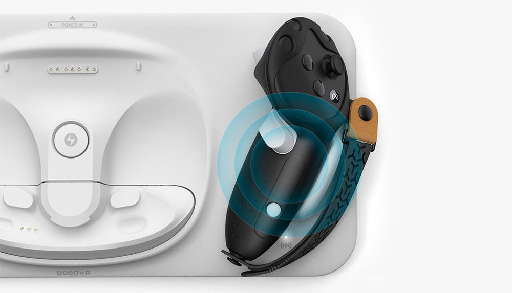 Osłona uchwytów kontrolera BOBOVR G3 Plus + Uchwyty
			prezentacja osłony założonej na kontroler znajdujący się w stacji ładującej na jasnym tle kompatybilny ze stacjami ładującymi BOBOVR D3 praktyczne rozwiązanie komfort ochrona wygoda