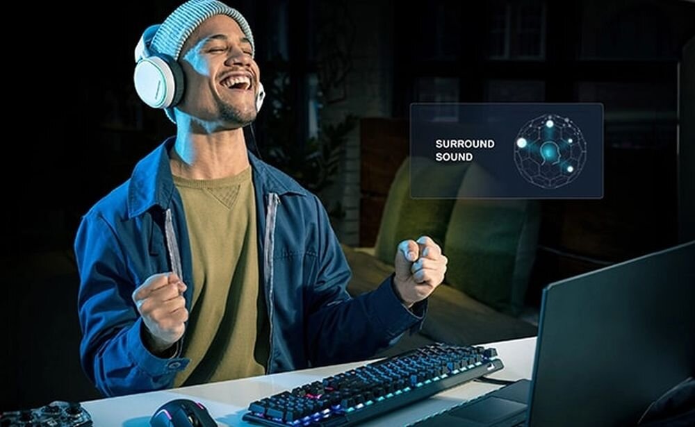 Laptop na tle w odcieniu purpury, oświetlony purpurowym światłem, nadającym mu elegancki wygląd. - Nahimic by SteelSeries w serii LOQ