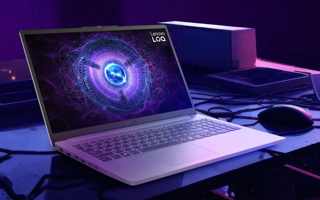 Laptop LENOVO LOQ 15IAX9E z ekranem gamingowym, dobry do grania z wyraźnym obrazem i żywymi kolorami.