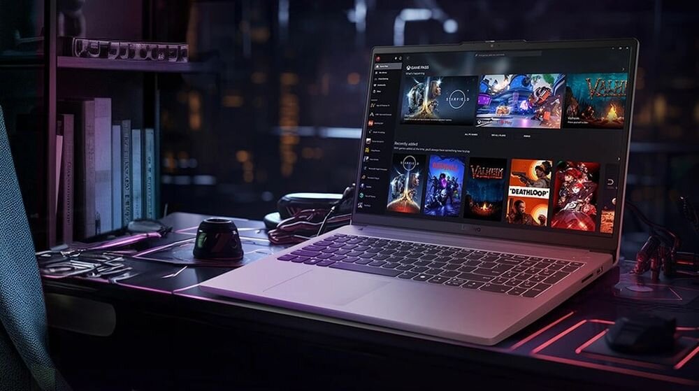 Dwa laptopy z identyczną klawiaturą i ekranem, ustawione obok siebie, z widocznymi złączami. - HDMI USB-C z obsługą DisplayPort 1.4