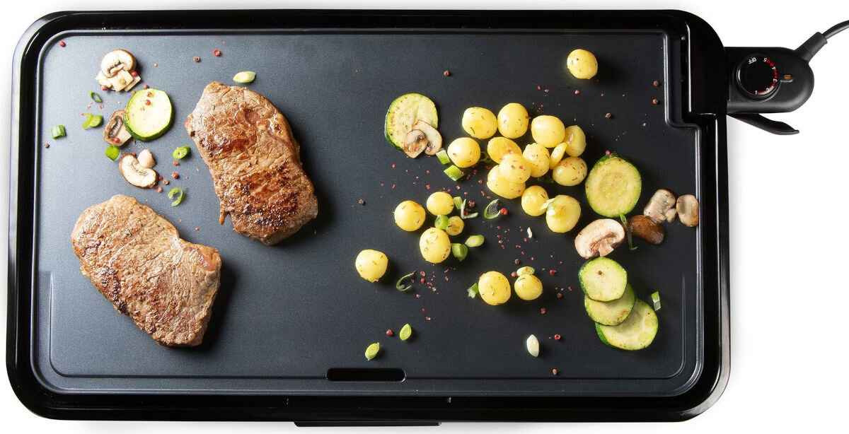 Grill DOMO Plancha XXL DO9263G, duża płyta, grill rodzinny, wygodne posiłki, grillowanie wspólne, Steki, ziemniaki i warzywa grillowane na dużej powierzchni planchy DOMO DO9263G, widok z góry, termostat przy krawędzi