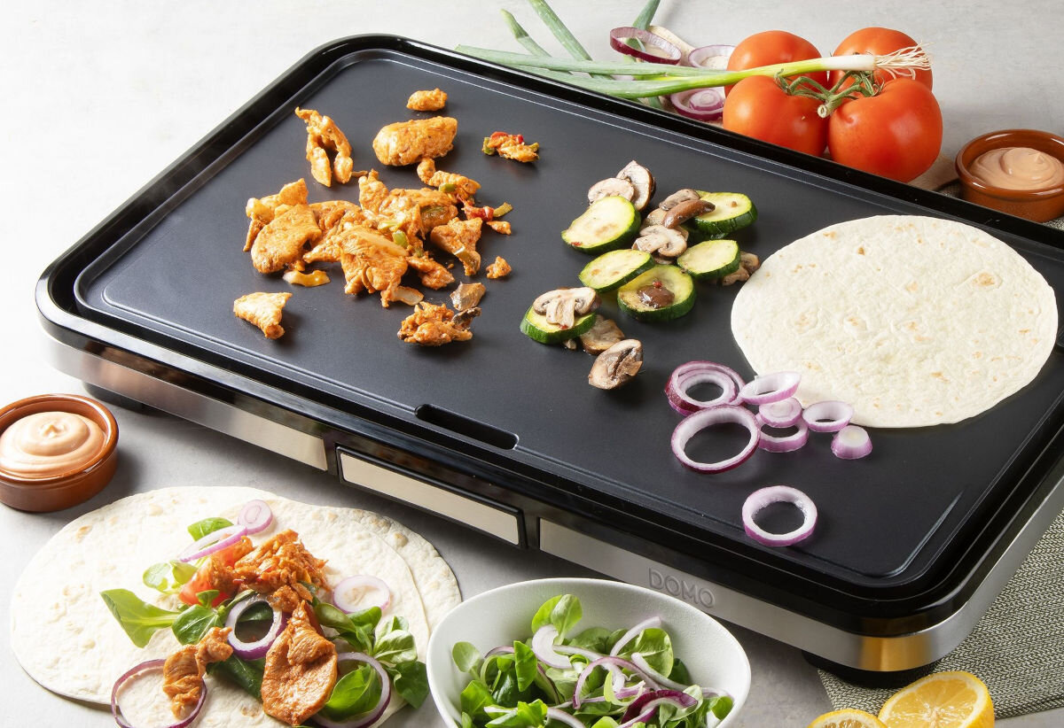 Grill DOMO Plancha XXL DO9263G, uniwersalne grillowanie, warzywa, ryby, omlety, Grillowana tortilla, kurczak, cukinia, pieczarki i cebula na płycie DOMO Plancha XXL DO9263G, warzywa i sosy wokół