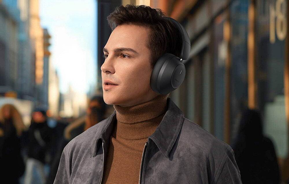 Słuchawki nauszne BASEUS Bass 30 Max bogate brzmienie dźwięku i mocny bas, osoba z założonymi słuchawkami nausznymi w plenerze