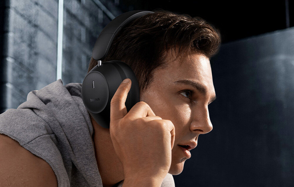 Słuchawki nauszne BASEUS Bass 30 Max Bluetooth 5.3 stabilne połączenie bez opóźnień, osoba z założonymi słuchawkami nausznymi