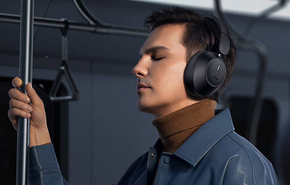 Słuchawki nauszne BASEUS Bass 30 Max długi czas pracy bateria do 50 godzin, osoba z założonymi słuchawkami nausznymi w autobusie