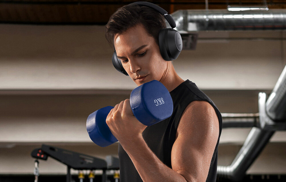 Słuchawki nauszne BASEUS Bass 30 Max szybkie ładowanie USB-C kabel USB-A do USB-C 2 godziny, osoba z założonymi słuchawkami nausznymi na siłowni