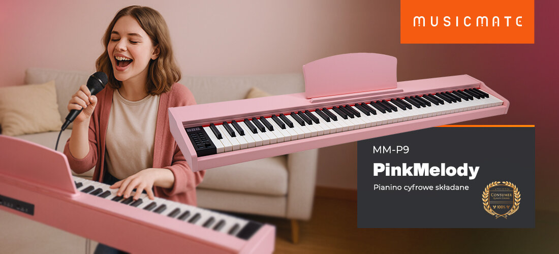 Pianino cyfrowe MUSICMATE MM-P9 PinkMelody - Baw się śpiewająco, osoba grająca na pianinie trzymająca w ręku mikrofon