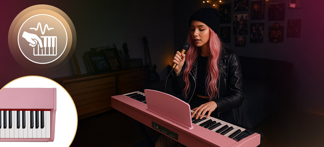 Pianino cyfrowe MUSICMATE MM-P9 PinkMelody - Klawiatura z pełną ekspresją, 88 czułych na nacisk klawiszy, osoba grająca na pianinie trzymająca w ręku mikrofon
