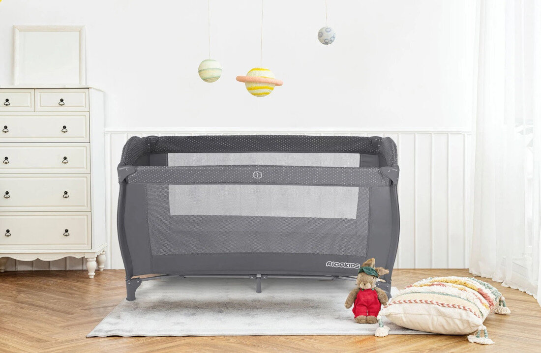 Łóżeczko turystyczne RICOKIDS RK-242 Antracytowy Wygoda w każdych warunkach w podróży, jak i na co dzień ułatwienie opieka miejsce do snu i zabawy spokój poczucie komfortu