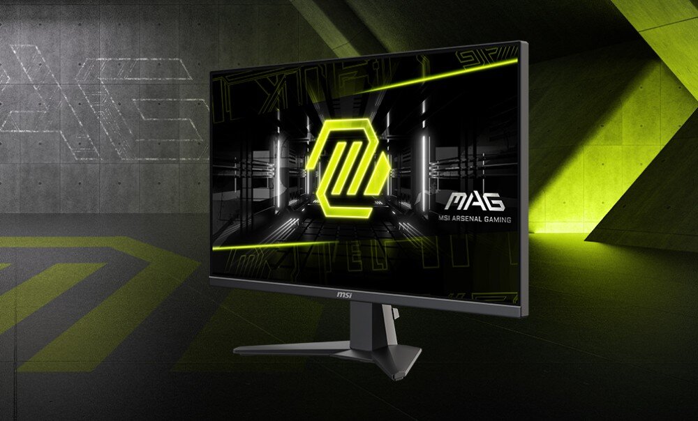 Monitor MSI Mag 275F Monitor gamingowy marki MSI ustawiony pod kątem na ciemnym tle z geometrycznymi wzorami i zielonym podświetleniem. Na ekranie widoczna grafika z logo serii MAG