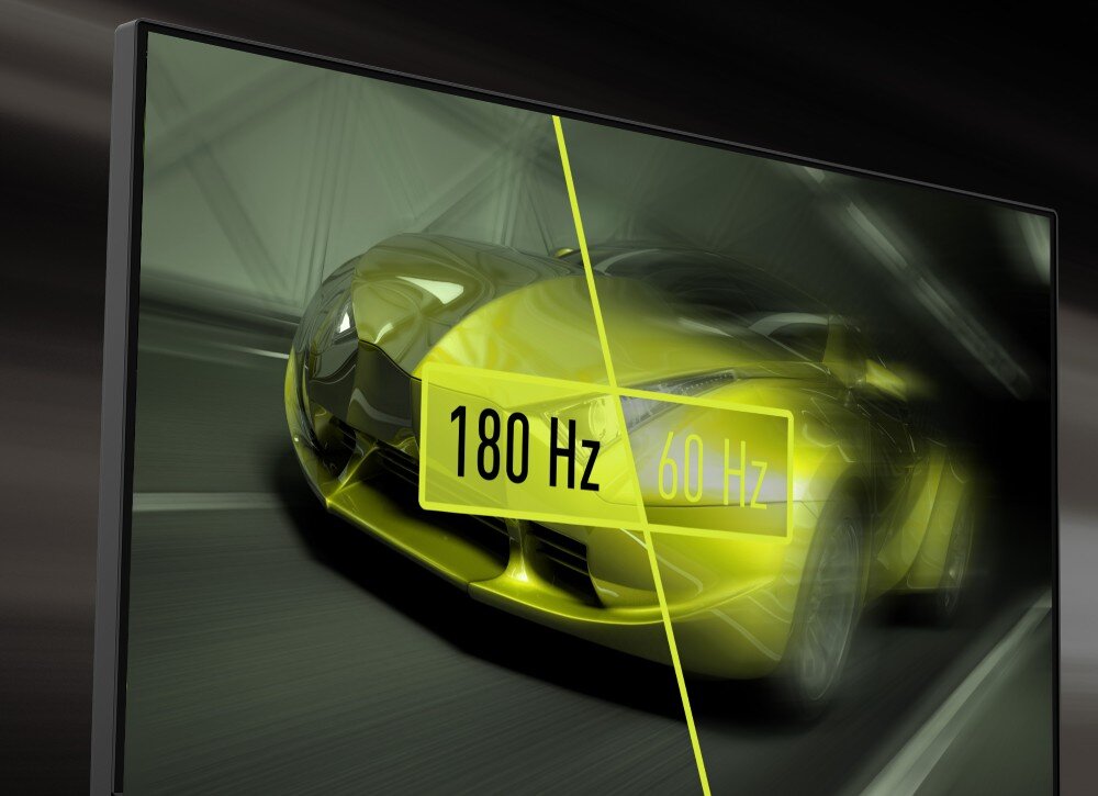 Monitor MSI Mag 275F Zbliżenie na ekran monitora wyświetlający żółty samochód wyścigowy. Obraz jest podzielony na dwie części: lewa strona jest ostra z napisem '180 Hz', a prawa rozmazana z napisem '60 Hz