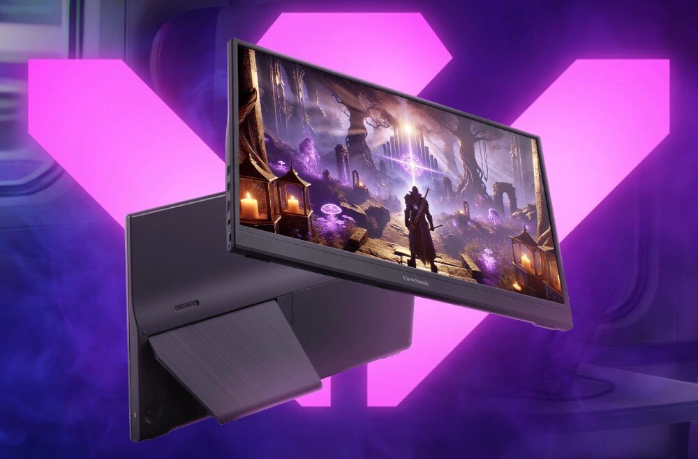Monitor VIEWSONIC VX1654 Przenośny monitor ustawiony pod kątem, na ekranie widoczna gra fantasy z postacią stojącą w lesie, w tle świecące elementy i fioletowe światła, opis