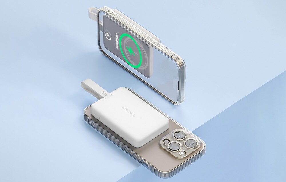 ROMOSS WMS10 10 000 mAh 30 W dwukrotne pełne naładowanie smartfona Apple Watcha 2,5 godziny AirPods 3. generacji 1,5 godziny Wskaźnik naładowania - powerbank ładujący urządzneie na niebieskim tle