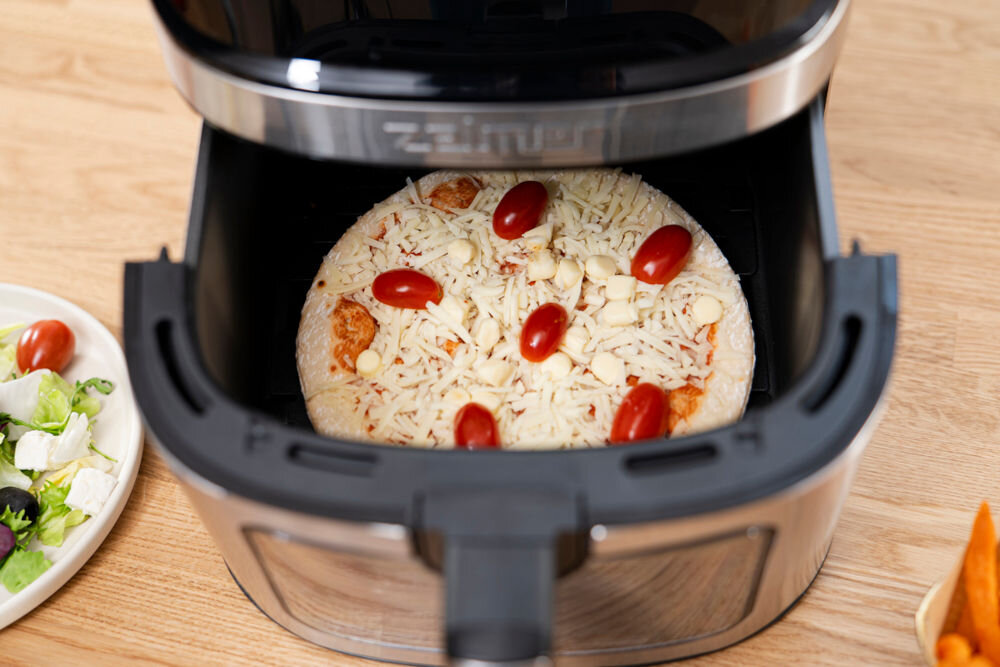 Air Fryer Frytkownica beztłuszczowa ZELMER ZAF8800 otwarty kosz pizza wewnątrz duża pojemność kosza 8 litrów większa ilość jedzenia dla rodzin oszczędność czasu w kuchni równomierne pieczenie chrupiące na zewnątrz soczyste w środku dobry smak optymalna tekstura